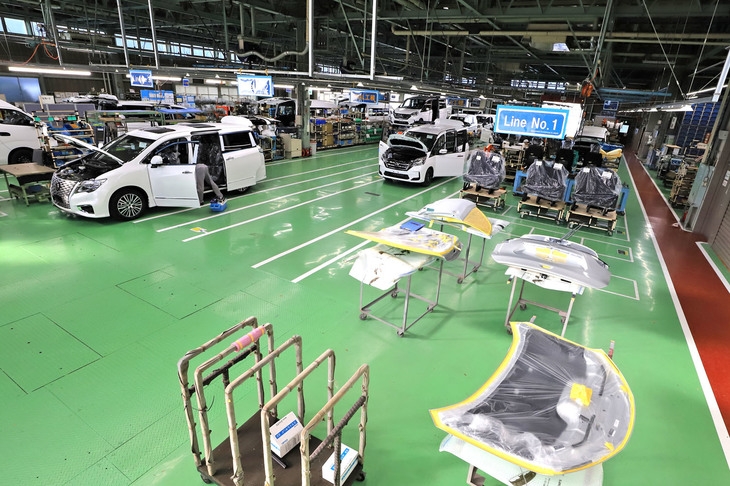 工場内は、仕様やタクトタイムの異なる複数の車両を、限られたラインで製作する必要があるため、非常にフレキシブルとなっている。