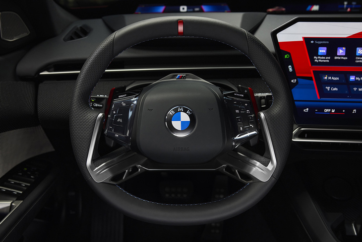 「M350 xDrive」のステアリングホイールは4時と8時の部分のみにスポークが付いた異形スタイル（非M仕様は4本スポーク）。ステアリングスイッチに「BOOST」と「M MODE」のボタンが統合されているのも新しい。