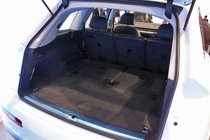 ラゲッジスペースの容量は、3列シート仕様車の場合で295リッター。電動スイッチを使って3列目を折りたたむことにより（写真の状態）、770リッターにまで拡大できる。