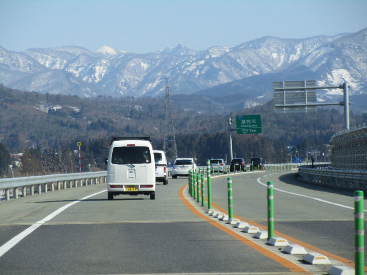 美しい山々をバックに暫定2車線を走る。