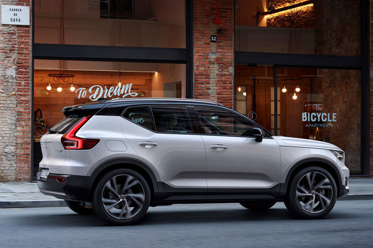 ボディーサイドの陰影から、前後フェンダーの出っ張り具合やドア下部の“えぐり”の深さがよくわかる一枚。1875mmという全幅があればこその造形である。