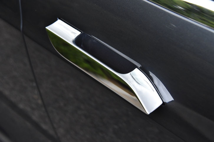 「モデルS」の特徴的なドアノブ。通常はボディーパネルと同一平面になるよう収納されており、乗車時にポップアップする。