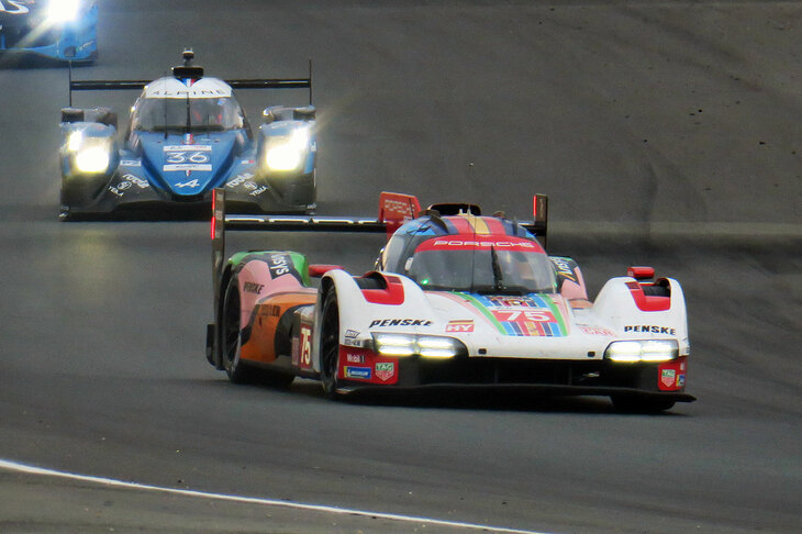 WECのハイパーカークラスに参戦可能なLMDhマシンは、投入コストの低さから近年注目を集めている。すでに活躍中のポルシェやキャデラックのほか、BMWやランボルギーニも2024年シーズンからのマシン投入を表明している。写真は2023年のルマン24時間レースより、ポルシェ・ペンスキー・モータースポーツの「ポルシェ963」。