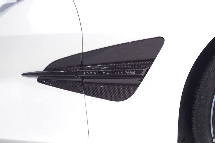 アストンマーティン・ヴァンキッシュ（サイドギル）