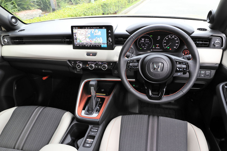 ベージュとグレーのツートンカラーにオレンジの差し色が目を引く「e：HEV PLaY」のインテリア。