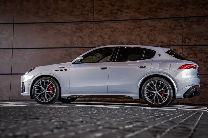 写真のボディーカラーは15万円の有償色「ビアンコアストロ」で、これを含め「グレカーレ トロフェオ」には、全5種類の外板色が設定される。