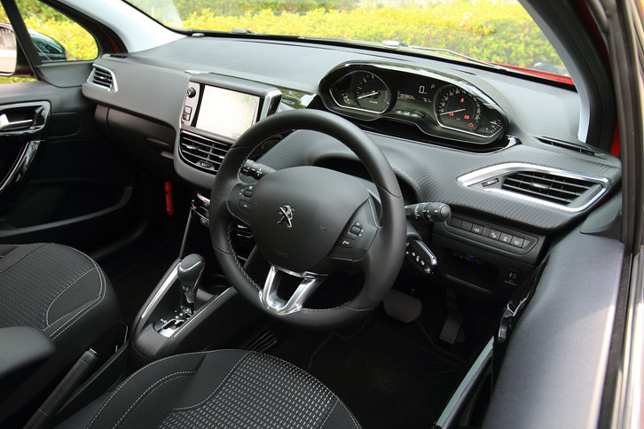 「アリュール」には左右独立温度調整機能付きオートエアコンや前席センターアームレスト、レザーステアリングホイールなどが装備されている。