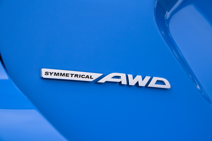 テールゲートに装着される「SYMMETRICAL AWD」のバッジ。長らく駆動方式は4WDのみだった「XV」だが、新型にあたる「クロストレック」では、およそ11年ぶりにFF仕様が復活することとなった。