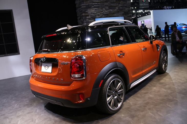 フランスでいう「コントりもん」とは、「MINIカントリーマン」のことだった。現行（2代目）モデルにとってデビューの場となった2016年ロサンゼルスモーターショーにて。