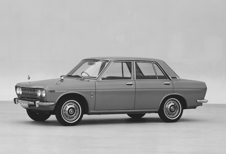 1967年に登場した、初代「バイオレット」の先代にあたる3代目「ブルーバード」（510）。日本で初めて前ドアの三角窓を取り去った、直線基調のシャープなスタイリングを“スーパーソニックライン”と称した。