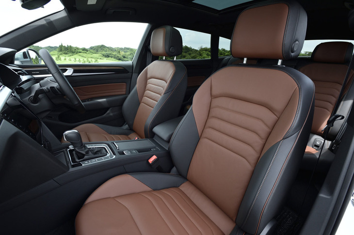 「エレガンス」グレードではダッシュボードやドア内側に天然ウッドパネルが組み込まれ、前後席にはヒーター機能が標準装備される。