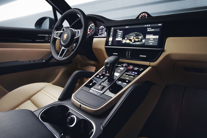 インフォテインメントシステムには、新世代の「ポルシェコミュニケーションマネージメントシステム」を採用。音声を介した操作やオンラインサービスが利用できる。