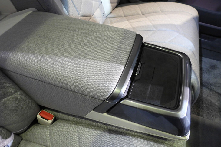 BMW i7 M70 xDrive（リアセンターアームレスト）