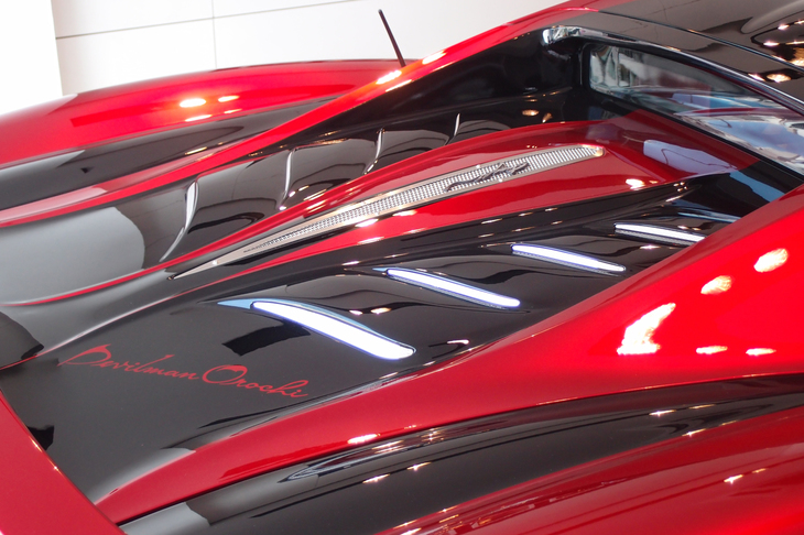 キャビン後方には、3.3リッターのV6エンジンが搭載される。