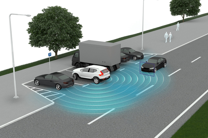 「オートブレーキ機能付きCTA」の作動イメージ。駐車スペースから後退して出庫する際に、接近する車両や歩行者の存在を検知する。