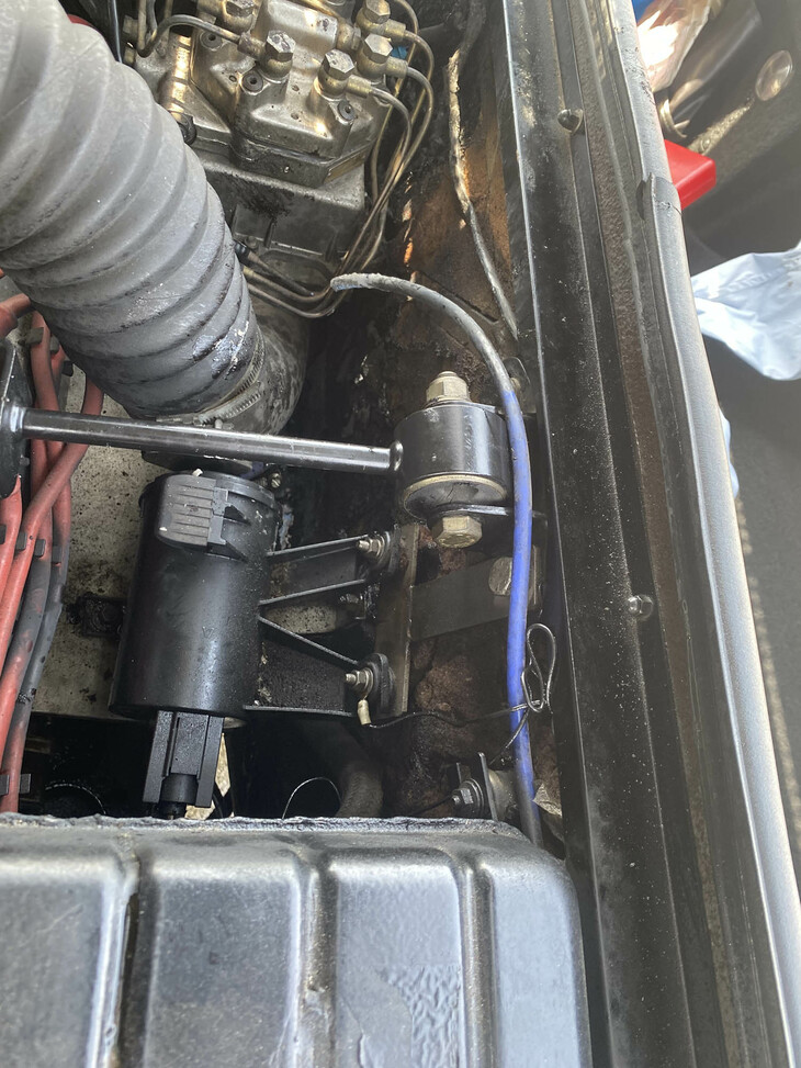 たまたまPAに居合わせたポルシェ乗りのカーマニア様おふたりが、携帯型CO2消火器で火を消してくださった。写真は鎮火直後の「328GTS」のエンジンルーム。この辺りから火が出ていた。ポルシェ乗りのカーマニア様、お礼の言葉もございません！