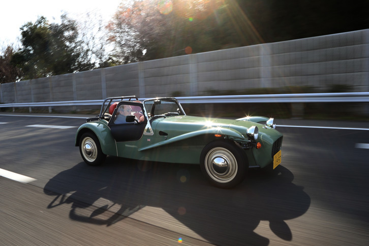 軽自動車用のエンジンと500kgを切る車重がもたらす燃費の良さも「セブン スプリント」の特徴。早めのシフトアップを心がければ、実燃費は20km/リッターを超える。