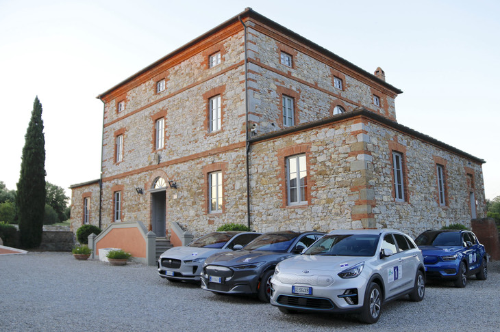 夕刻、キャンティ地方のホテルに到着した参加車たち。一番手前は「キアeニーロ」。