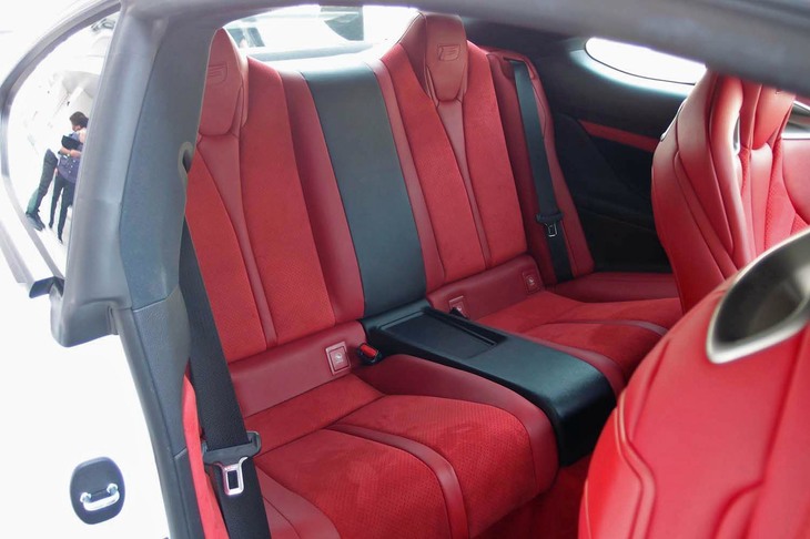 前席と同様、セミアニリン本革とアルカンターラで仕立てられた「RC F“パフォーマンスパッケージ”」の後席。定員は2人となっている。