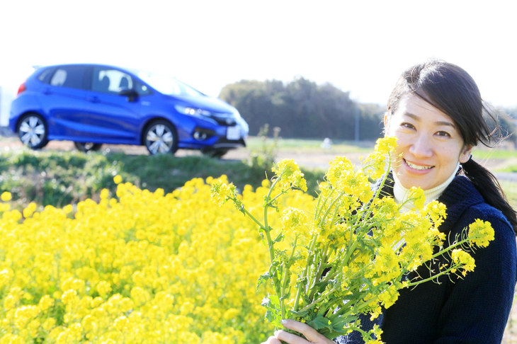 「道の駅 三芳村 鄙の里」から海沿いの道へと戻る途中に、きれいな菜の花畑を発見。畑の持ち主に許可をいただき、記念撮影をさせてもらった。菜の花の黄色に「フィット」の青いボディーが映える。