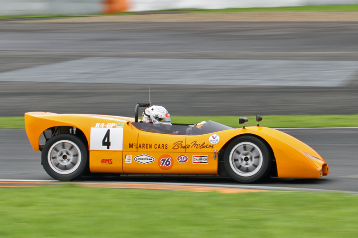 「ザウルスジュニア」のシャシーにカンナムの覇者だった「マクラーレンM8B」風のボディーをまとった、その名も「ザウルス マクラーレンM8B」。GP-4クラスで、これまたカーナンバーと同じく4位。