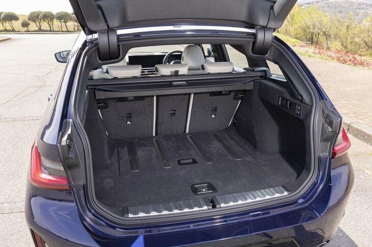 荷室の容量は500リッター。床面がバンパー側とフラットになっているほか、荷物を奥まで詰め込みやすくするためのレールが備わっている。