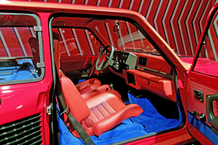 初代「5ターボ」のアバンギャルドなインテリアは、あのマルチェロ・ガンディーニが手がけたデザイン。続く「5ターボ2」では、大量生産車の「5」と共通のインテリアとなってしまったことも、初代5ターボがカーマニアの間で珍重される理由のひとつだ。