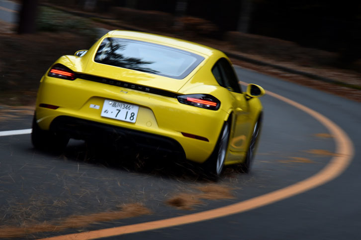 テスト車の「718ケイマン」には、リアアクスルのトルク配分を調節しコーナリング性能を高める機能「ポルシェトルクベクタリング」が搭載されていた。