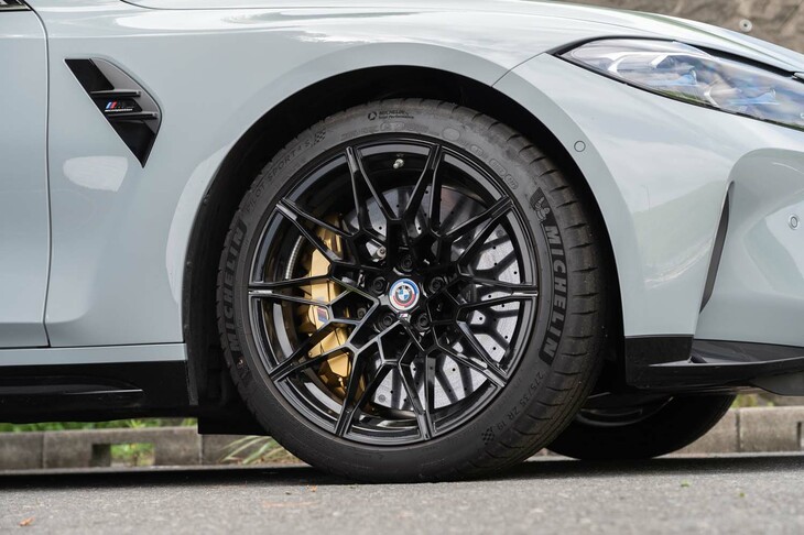 タイヤはフロントが19インチ、リアが20インチの「ミシュラン・パイロットスポーツ4 S」。オプションのカーボンセラミックブレーキの存在感がすごい。