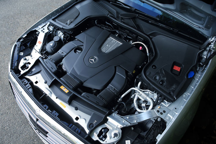 最高出力333psと最大トルク48.9kgmを発生する、3.5リッターV6ツインターボエンジン。アイドリングストップ機構も備わる。