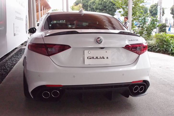 4本出しのマフラーやリップスポイラーが装着される「ジュリア クアドリフォリオ」のリアまわり。