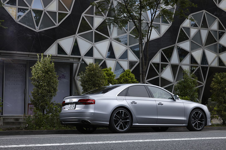 
	日本では、従来の「S8」に代わる高性能セダンとしてラインナップされた「S8プラス」。2016年4月に国内販売がスタートした。
	