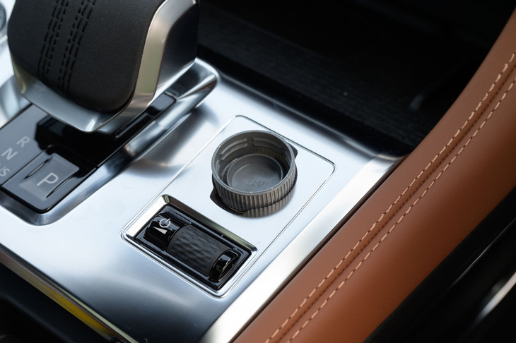 スタート／ストップスイッチのくぼみにはペットボトルのキャップがシンデレラフィットで収まる。ただし「たまたまです」とのこと。