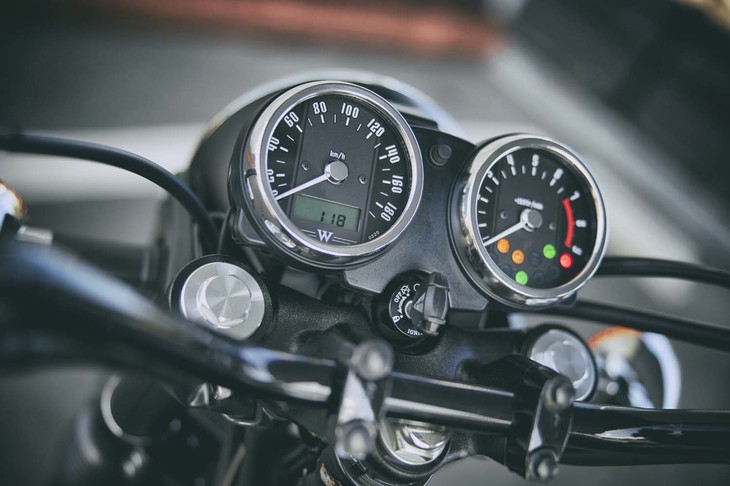 メーターパネルはクラシカルな2眼タイプ。走行距離をはじめとするインフォメーションは液晶画面に表示される。