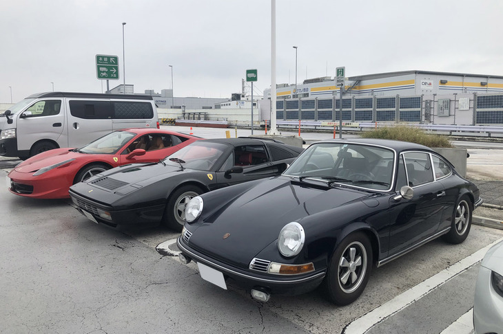 Yとクルマを交換しつつ、プチオフ会の会場とした首都高辰巳PAに到着。「ポルシェ911E」（写真手前）と「フェラーリ328GTS」（同中央）、「フェラーリ458イタリア」（同奥）が並び、「古代・近代・現代」の3世代がそろい踏みとなった。