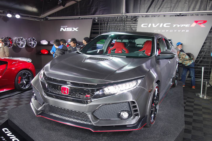 ホンダブースに展示された新型「シビック タイプR」のプロトタイプ。