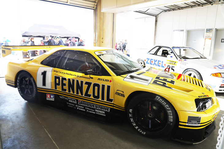 走行はしなかった、ピット内の展示車両。1999年の全日本GT選手権のGT500クラスを制した「PENNZOIL NISMO GT-R」（手前）と1991年のスパ・フランコルシャン24時間で総合優勝した「ZEXELスカイライン」（奥）。