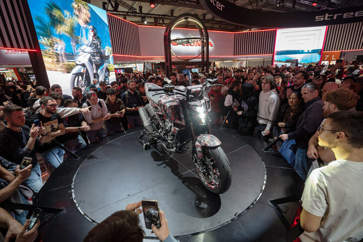 「V3R 900 Eコンプレッサー プロトタイプ」の展示エリア。ほかのすべてのニューモデルは跨（また）がり可能だったが、この車両は不可。にもかかわらず、終日、人であふれていた。