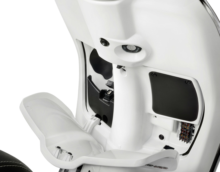 「ベスパGTSスーパー」に備えられたUSB給電ポート。