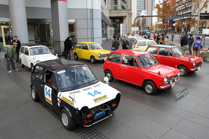 12月2日、青山のホンダ本社ビル前に、オーナー所有の「N360」20台が展示された。