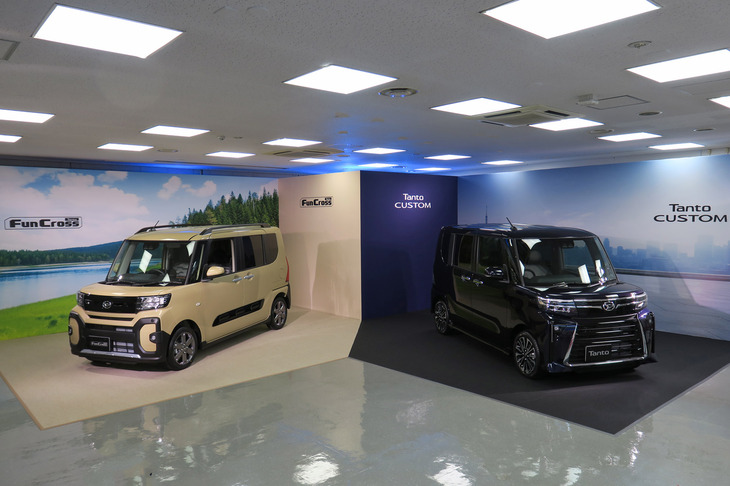 「ダイハツ・タント ファンクロス」（写真向かって左）と「タント カスタム」（同右）。