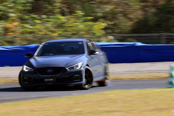 スライド発生後の車体のコントロールもいささか手ごわい。軽くて過敏なダイレクトアダプティブステアリングの調律により、微細なコントロールが難しいのだ。