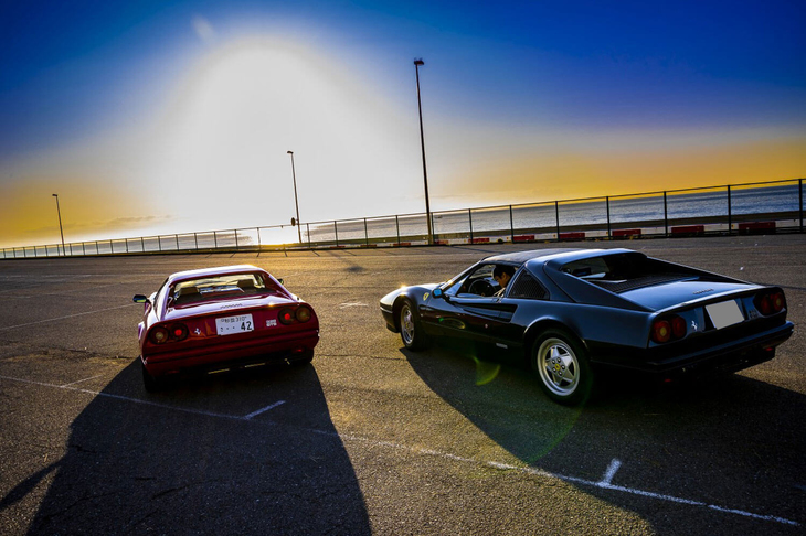 “赤い玉号”（左）と“黒まむしスッポン丸”（右）。（写真＝木村博道）