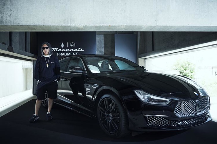 「フラグメント・デザイン」を主宰する藤原ヒロシと、「マセラティ・ギブリ オペラネラ」。写真は2021年6月25日に披露されたときのもの。