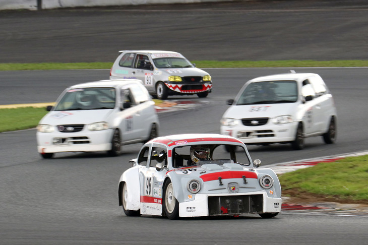 「ザウルスジュニア」に「フィアット・アバルト1000TCR」風のボディーを載せた、その名も「フィアット・アダルト」。ルーフパネルが外れるようになっており、ドライバーはそこから乗降していた。