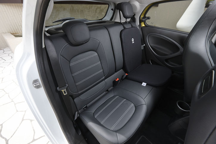 
	「フォーフォー ターボ」の後席は定員2人。写真奥の座面に見られるのは、後付けのクッション「エアウィーヴ コンフォートシーター」（2万9800円）。
	