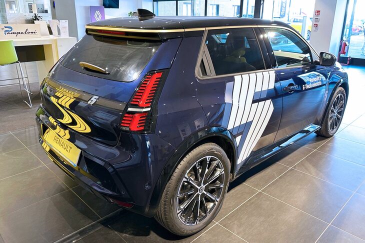 「5 E-Techエレクトリック 150PS アイコニック」仕様のイタリア付加価値税込み価格は、3万7750ユーロ（約607万円）。