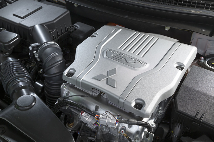 搭載されるガソリンエンジンの排気量は2リッターから2.4リッターへと拡大。最高出力の強化（118ps→128ps）とエンジン音の低減が図られている。