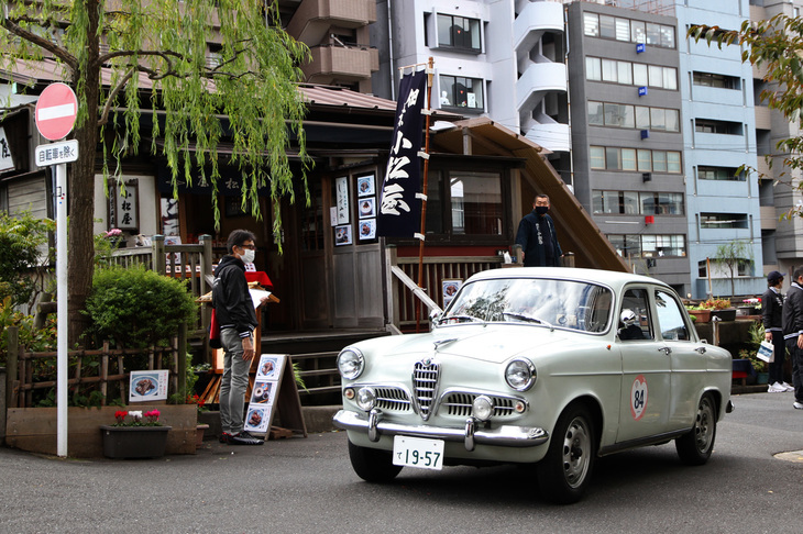 1957年「アルファ・ロメオ・ジュリエッタ ベルリーナ」。PC競技を終えた車両は、柳橋手前の小松屋でおみやげ（つくだ煮）をもらう。