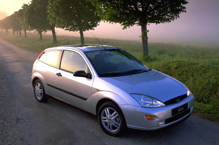 今回は、2025年11月をもって27年の歴史に幕を閉じた、「フォード・フォーカス」の話題を。これは初代の3ドアモデル。